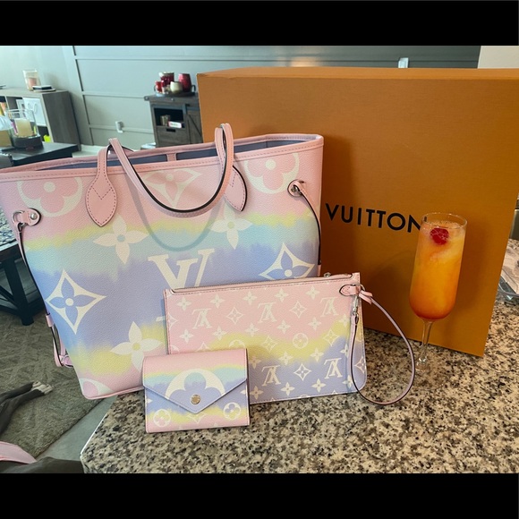 Louis Vuitton Handbags - LOUIS VUITTON Escale Neverful MM